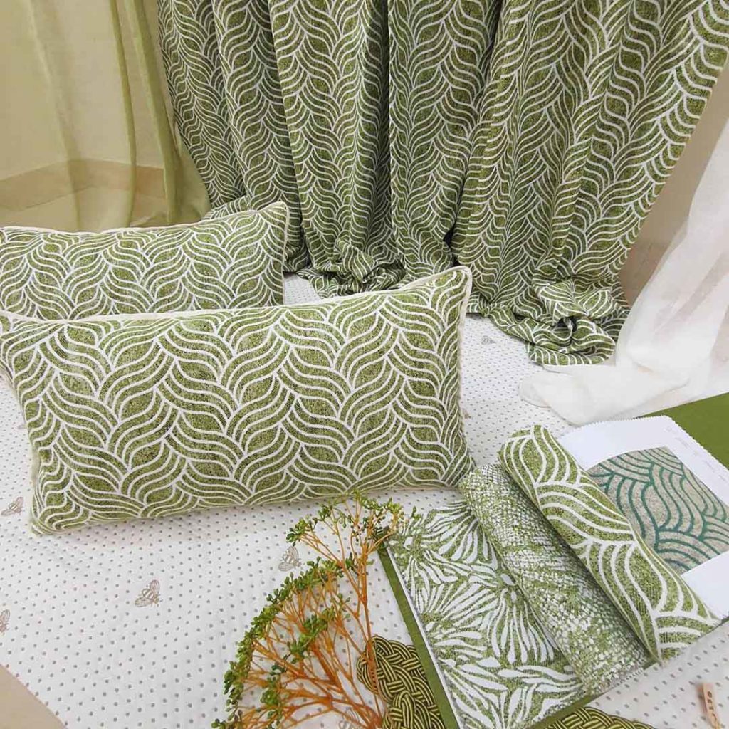 Подушки декоративные в зеленом растительном орнаменте